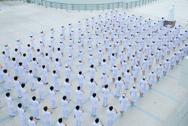 护理学院为南丁格尔像揭幕，护生代表在南丁格尔像前宣誓2