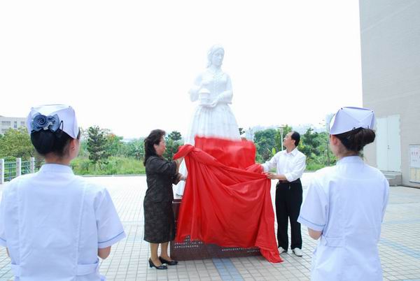 护理学院为南丁格尔像揭幕，护生代表在南丁格尔像前宣誓2